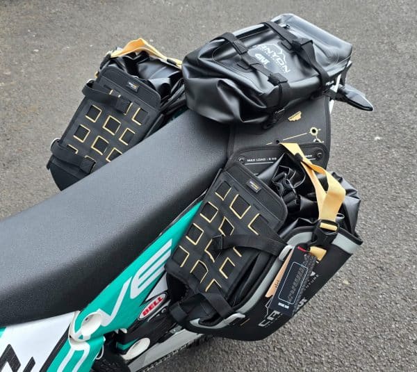 GRT721B Système de chargement modulable en fer à cheval 2 sacoches cavalières de 16 l et 1 sac arrière de 12 l – Image 4