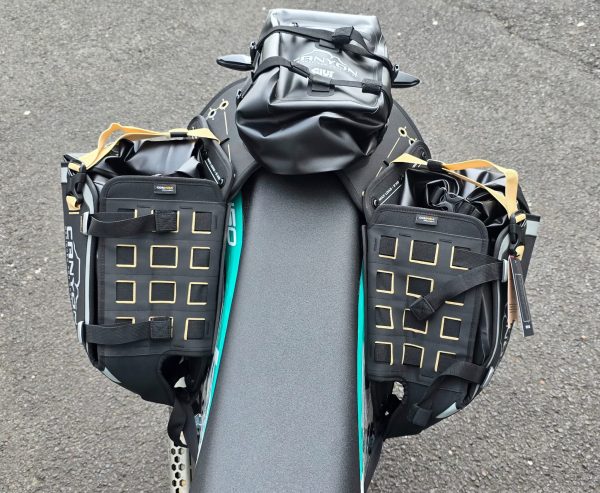 GRT721B Système de chargement modulable en fer à cheval 2 sacoches cavalières de 16 l et 1 sac arrière de 12 l – Image 5