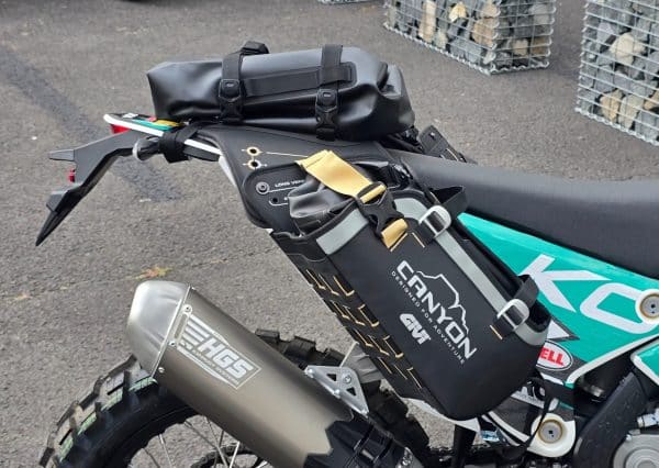 GRT721B Système de chargement modulable en fer à cheval 2 sacoches cavalières de 16 l et 1 sac arrière de 12 l – Image 2